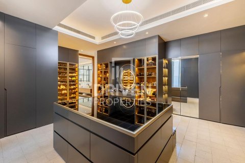 Снять в аренду виллу в Nadd Al Sheba, Дубай: 7 спален, 1475.95м², № 145486 - фото 3