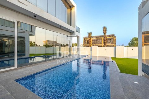 Снять в аренду виллу в Nadd Al Sheba, Дубай: 7 спален, 1475.95м², № 145486 - фото 2