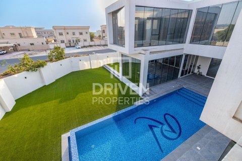 Снять в аренду виллу в Nadd Al Sheba, Дубай: 7 спален, 1475.95м², № 145486 - фото 4