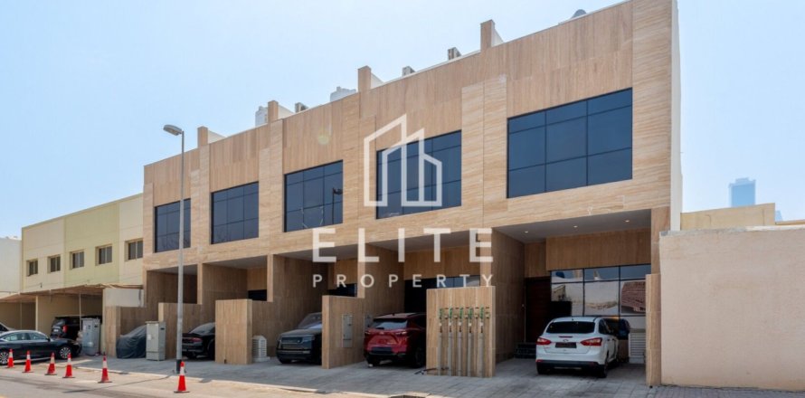 Adosado en Al Badaa, Dubai, 4 dormitorios, 669 m², № 145886