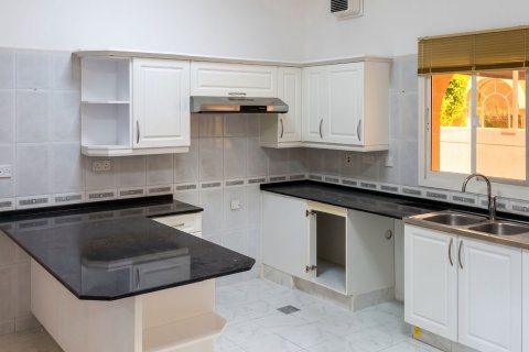 Villa in Al Safa, Dubai 4 bedrooms, 5870.36 sq.m. № 145776 - photo 16