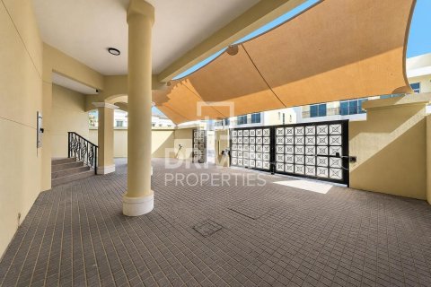 Villa in Al Barsha 1, Al Barsha, Dubai 4 bedrooms, 326.83 sq.m. № 145596 - photo 27