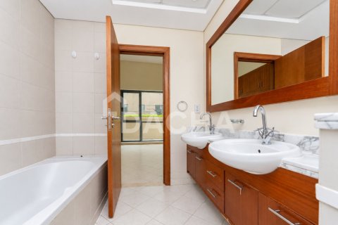 Apartamento en Golf Towers, The Views, Dubai, 2 dormitorios, 234 m², № 143503 - foto 19