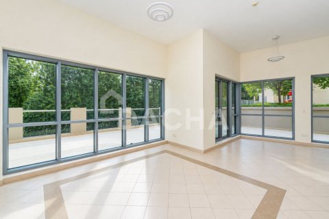 Apartamento en Golf Towers, The Views, Dubai, 2 dormitorios, 234 m², № 143503 - foto 2