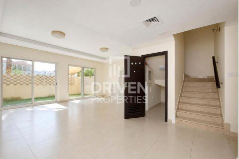 Townhouse in International City, Dubai 3 bedrooms, 154.03 sq.m. № 145625 - photo 2