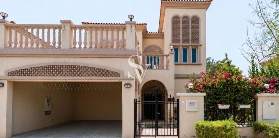 Villa in Jumeirah Village Triangle, Dubai 2 bedrooms, 645 sq.m. № 121933