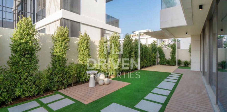 Villa en La Mer, Jumeirah, Dubai, 5 dormitorios, 704.76 m², № 144628