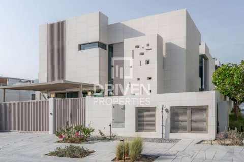 Villa en La Mer, Jumeirah, Dubai, 5 dormitorios, 704.76 m², № 144628 - foto 2