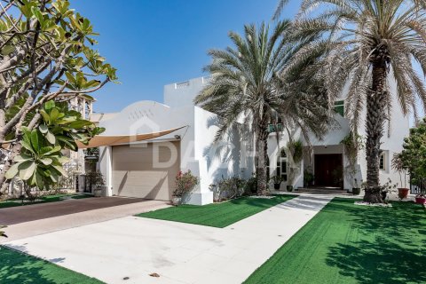 Villa en Jumeirah Islands, Dubai, 4 dormitorios, 506 m², № 143528