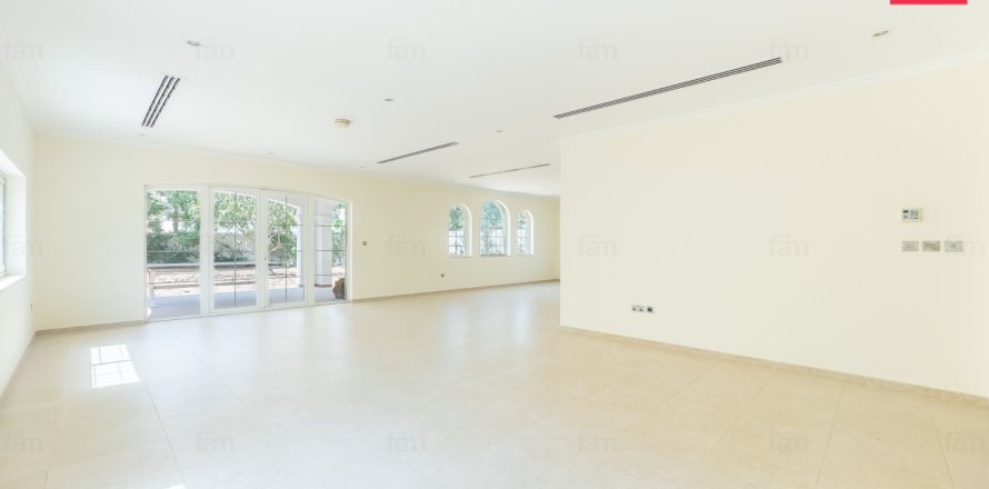 Villa in Dubai 3 bedrooms, 819.9 sq.m. № 144020