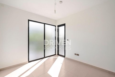 Снять в аренду таунхаус в Aura, Tilal Al Ghaf, Дубай: 3 спальни, 141.12м², № 145480 - фото 12