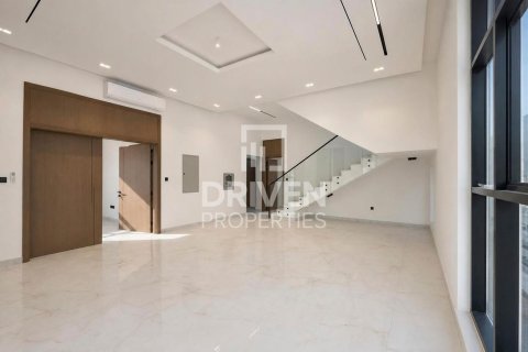 Villa en Al Aweer, Dubai, 5 dormitorios, 759.02 m², № 145339 - foto 2