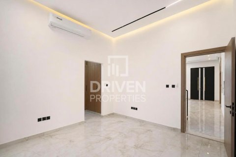 Villa en Al Aweer, Dubai, 5 dormitorios, 759.02 m², № 145339 - foto 8