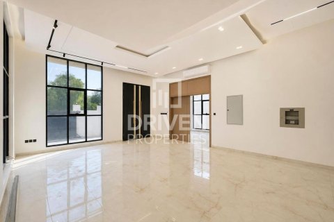 Villa en Al Aweer, Dubai, 5 dormitorios, 759.02 m², № 145339 - foto 3