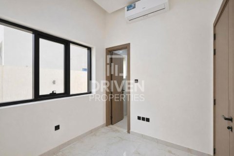 Villa en Al Aweer, Dubai, 5 dormitorios, 759.02 m², № 145339 - foto 9