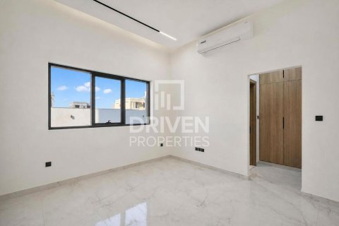 Villa en Al Aweer, Dubai, 5 dormitorios, 759.02 m², № 145339 - foto 7
