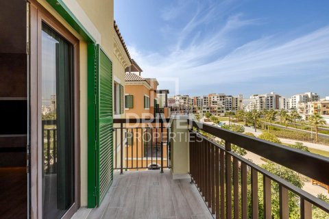 Adosado en Jumeirah, Dubai, 4 dormitorios, 397.9 m², № 144466 - foto 2