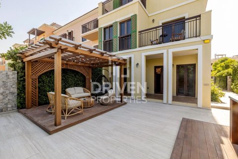 Adosado en Jumeirah, Dubai, 4 dormitorios, 397.9 m², № 144466