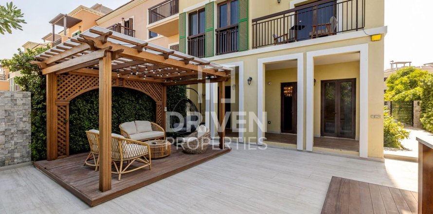 Adosado en Jumeirah, Dubai, 4 dormitorios, 397.9 m², № 144466