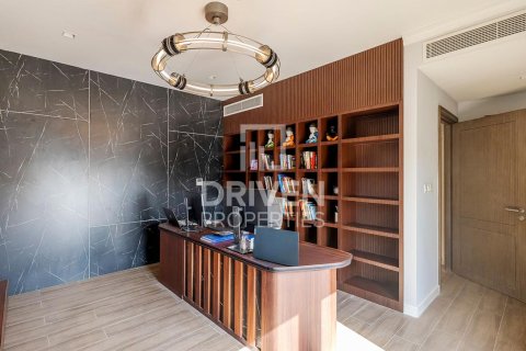 Adosado en Jumeirah, Dubai, 4 dormitorios, 397.9 m², № 144466 - foto 3