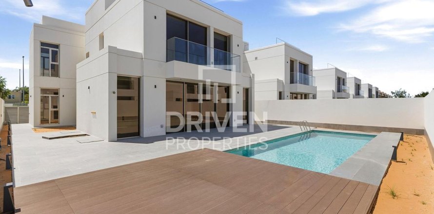 Villa en Jumeirah Park, Dubai, 5 dormitorios, 561.04 m², № 144262