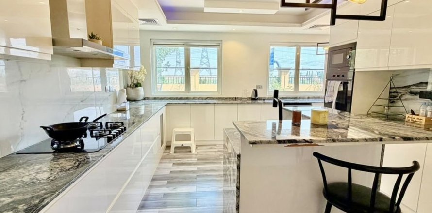 Villa in Dubai 4 bedrooms, 533.6 sq.m. № 143724