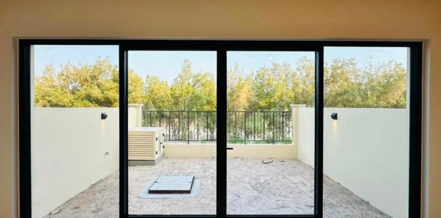 Townhouse in Dubai 4 bedrooms, 144 sq.m. № 143726