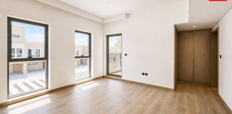 Townhouse in Dubai 4 bedrooms, 144 sq.m. № 143718