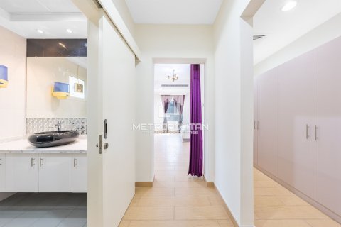 Villa in Al Barsha, Dubai 6 bedrooms, 929 sq.m. № 73695 - photo 24