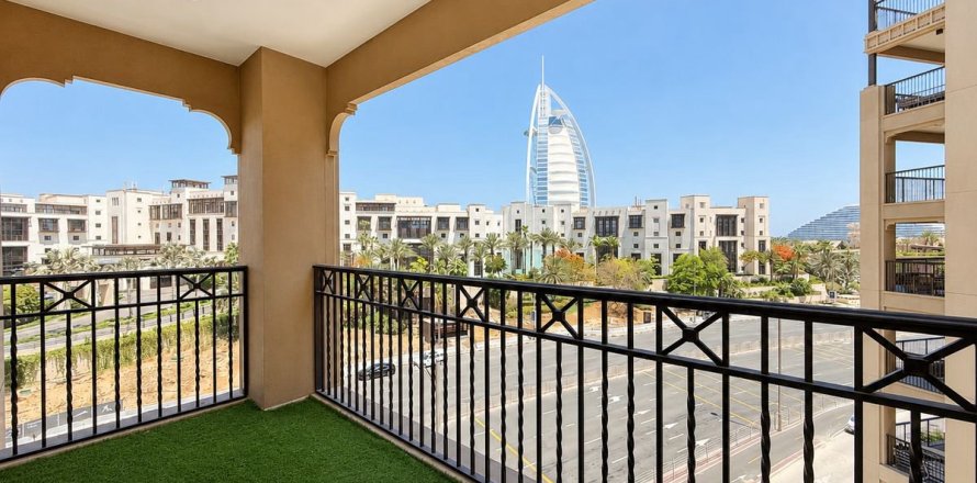 Квартира в Умм-Сукейме, Дубай, 4 спальни, 261.6м², № 111791