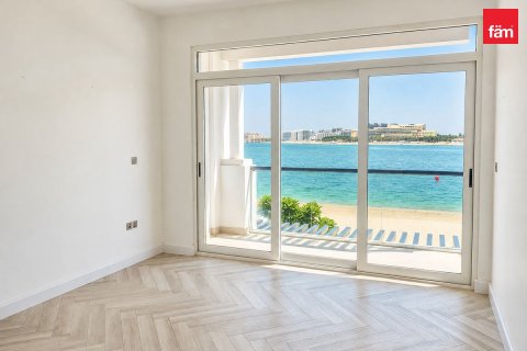 Снять в аренду виллу в Пальме Джумейре, Дубай: 5 спален, 270.9м², № 139738 - фото 2