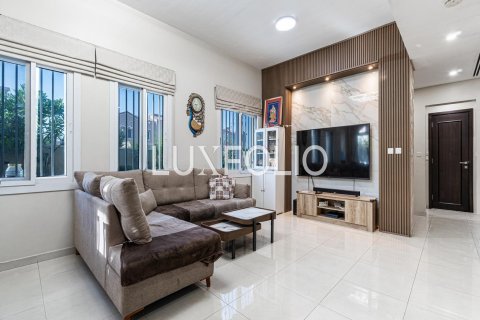 Купить таунхаус в Dubai Land, Дубай: 3 спальни, 374м², № 45817 - фото 8