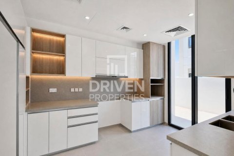Снять в аренду виллу в Джабаль-Али, Дубай: 4 спальни, 629.98м², № 128368 - фото 16