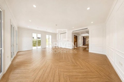 Снять в аренду виллу в Джумейре, Дубай: 4 спальни, 397.63м², № 129145 - фото 5