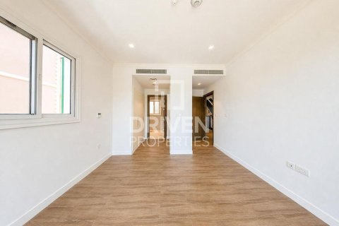Снять в аренду виллу в Джумейре, Дубай: 4 спальни, 397.63м², № 129145 - фото 12