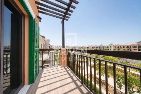 Снять в аренду виллу в Джумейре, Дубай: 4 спальни, 397.63м², № 129145 - фото 2