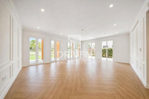 Снять в аренду виллу в Джумейре, Дубай: 4 спальни, 397.63м², № 129145 - фото 6