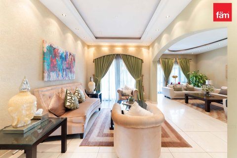 Villa in Dubai 5 bedrooms, 540 sq.m. № 123306 - photo 5