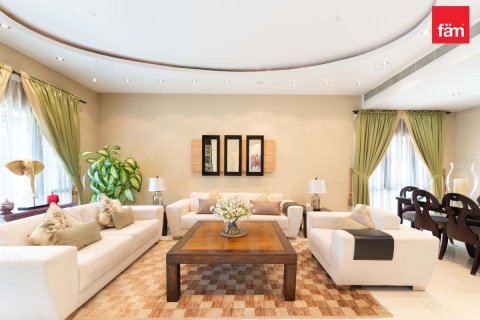 Villa in Dubai 5 bedrooms, 540 sq.m. № 123306 - photo 8