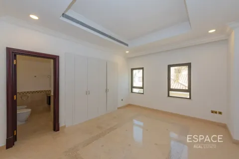 Villa in Palm Jumeirah, Dubai 6 bedrooms, 650 sq.m. № 61805 - photo 17