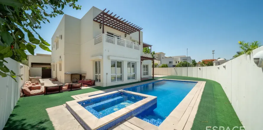 Villa à Meadows, Dubai, 6 chambres, 457 m², № 122780