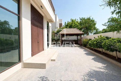 Villa in Nad Al Sheba 1, Nadd Al Sheba, Dubai 5 bedrooms, 697.42 sq.m. № 134161 - photo 16