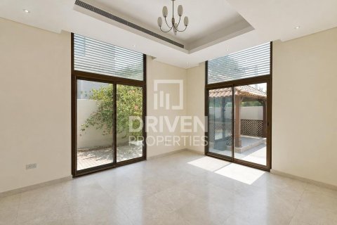 Villa in Nad Al Sheba 1, Nadd Al Sheba, Dubai 5 bedrooms, 697.42 sq.m. № 134161 - photo 7