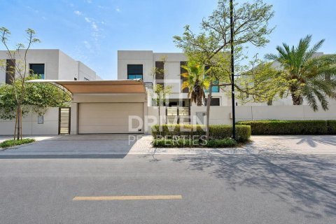 Villa in Nad Al Sheba 1, Nadd Al Sheba, Dubai 5 bedrooms, 697.42 sq.m. № 134161 - photo 12