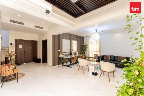 Villa in Dubai 4 bedrooms, 624.8 sq.m. № 122000 - photo 2