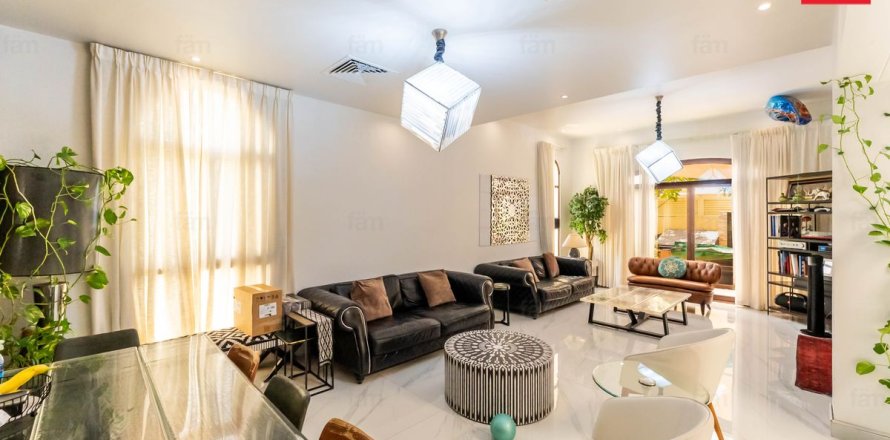 Villa in Dubai 4 bedrooms, 624.8 sq.m. № 122000