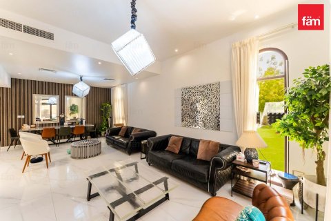 Villa in Dubai 4 bedrooms, 624.8 sq.m. № 122000 - photo 4