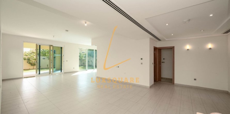 Villa en Jumeirah Park, Dubai, 4 dormitorios, 511 m², № 115244