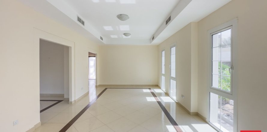Villa in Dubai 5 bedrooms, 658.6 sq.m. № 112926