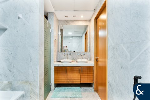 Apartment in Jumeirah Lake Towers, Dubai 2 bedrooms, 189 sq.m. № 74864 - photo 16